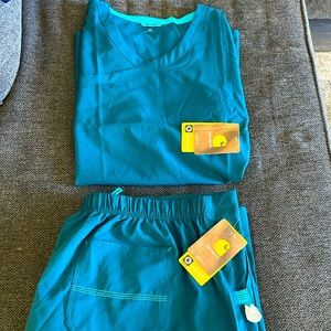 Women’s Carhartt Scrub Set